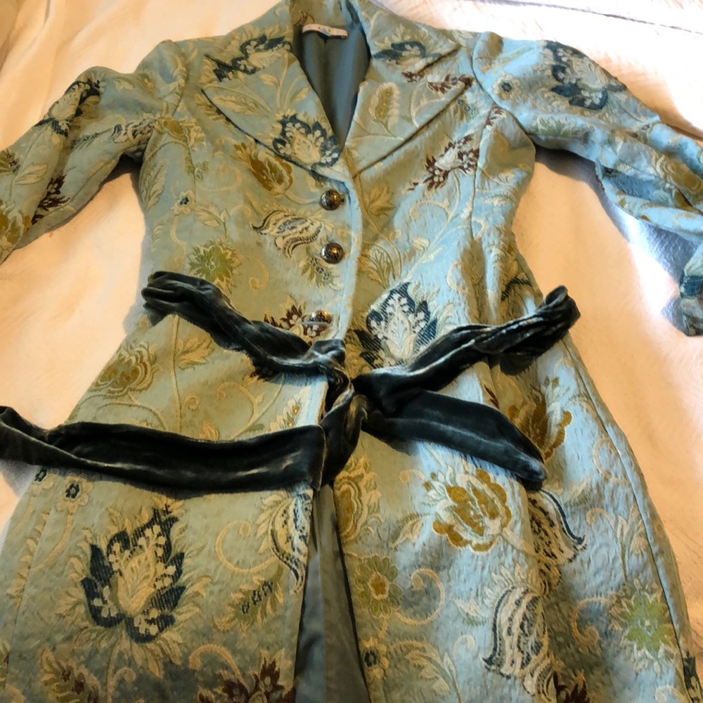 Very flattering, elegant Cabi coat